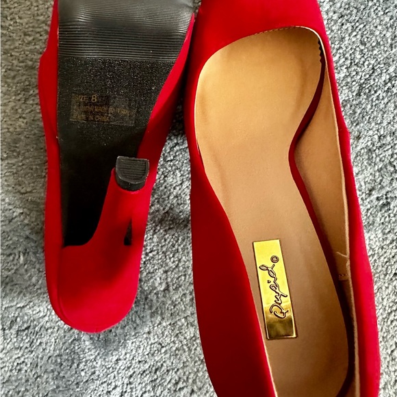 HOT HOT HOT Red Heels with Gold Accent Front platform size 8 by Qupid - Picture 5 of 5